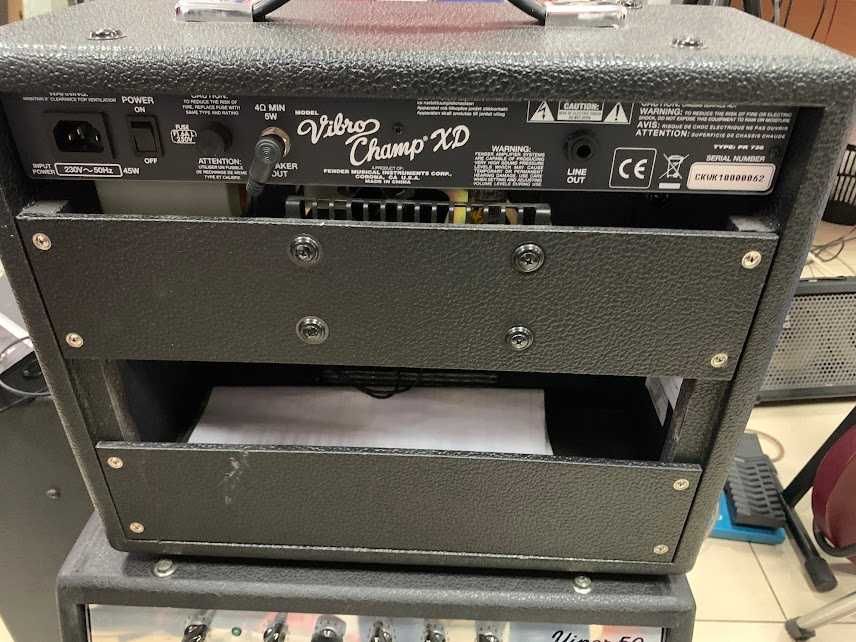 Продам ламповий комбік Fender VIBRO CHAMP XD. У відмінному стані.