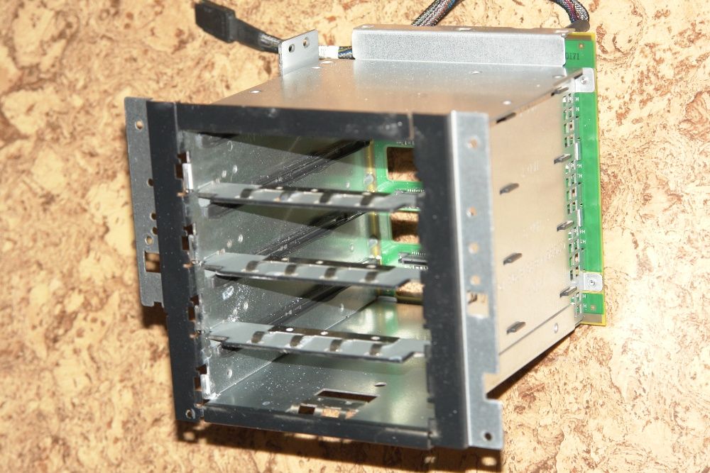 Корзина+плата Fujitsu 4 Bay SAS/SATA, Chia майнинг, 4шт 3.5 или 8 2.5