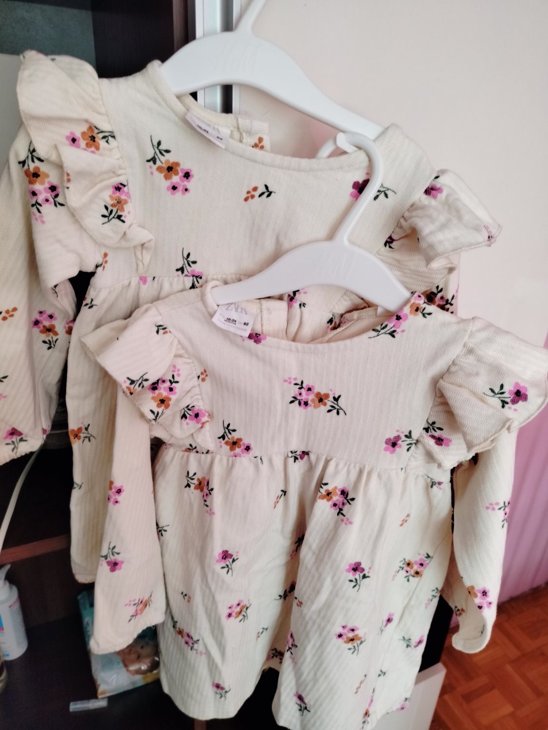 Sukienki dla bliźniaczek Zara rozm. 92 cm wiosna kwiaty kremowe