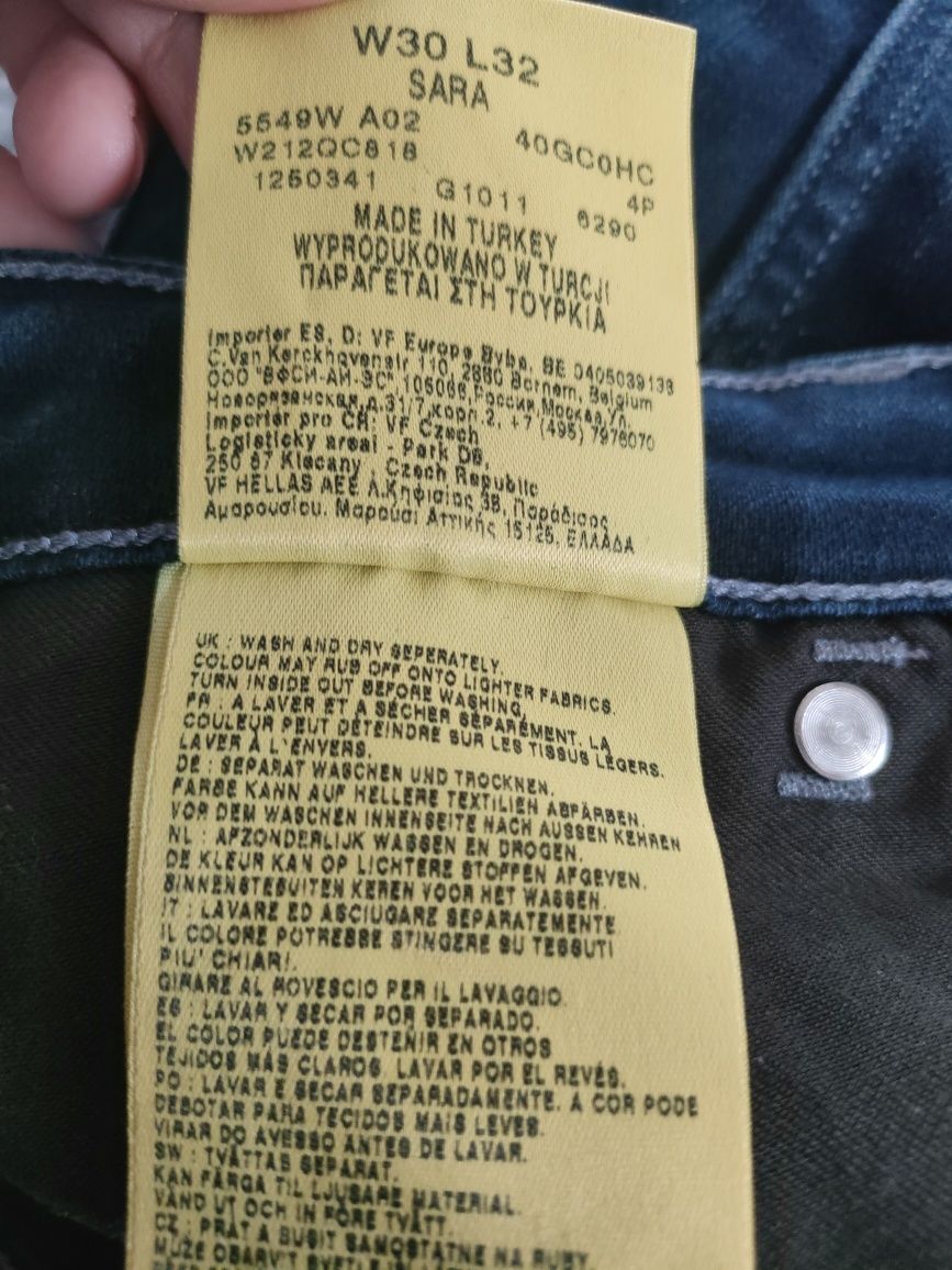 Wrangler Sara W212QC818 – Klasyczne jeansy, które zawsze pasują!