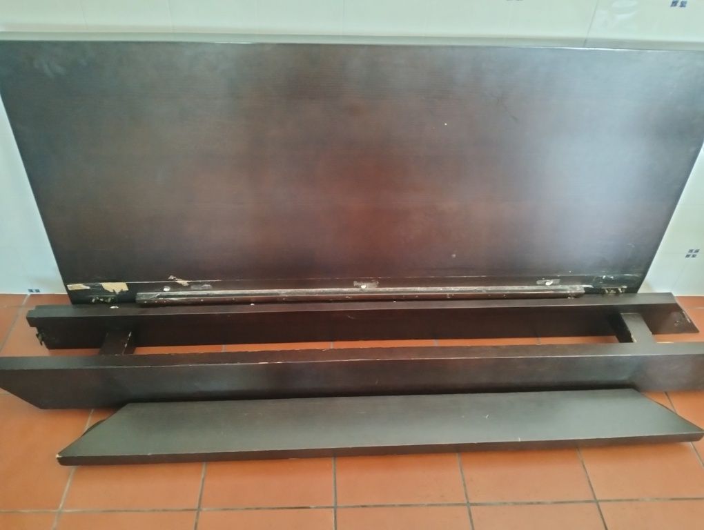 Cama com estrado 140x200 em wangue.