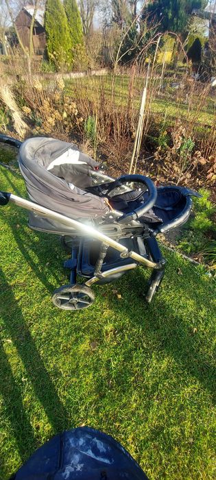 Sprzedam tanio wozek 3 w1 czarno zloty .