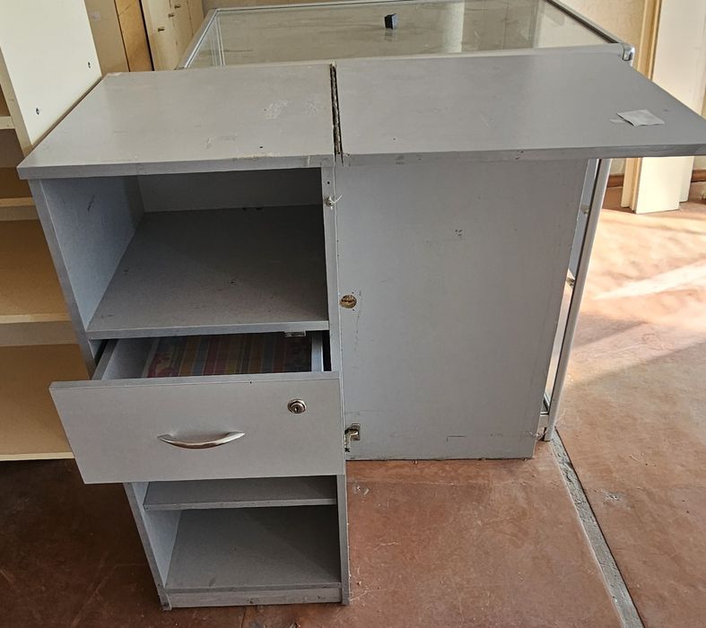 Продам торговые витрины,кассы