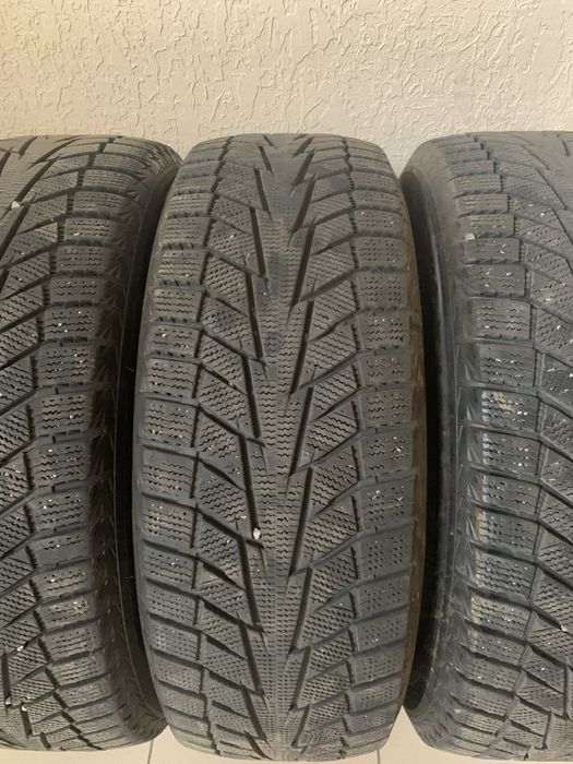 Шини/Резина/Гума зимова Hankook Winter I*Cept iZ2 W616 215/60 R17
