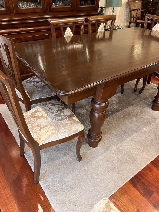 Mesa de madeira e 8 cadeiras