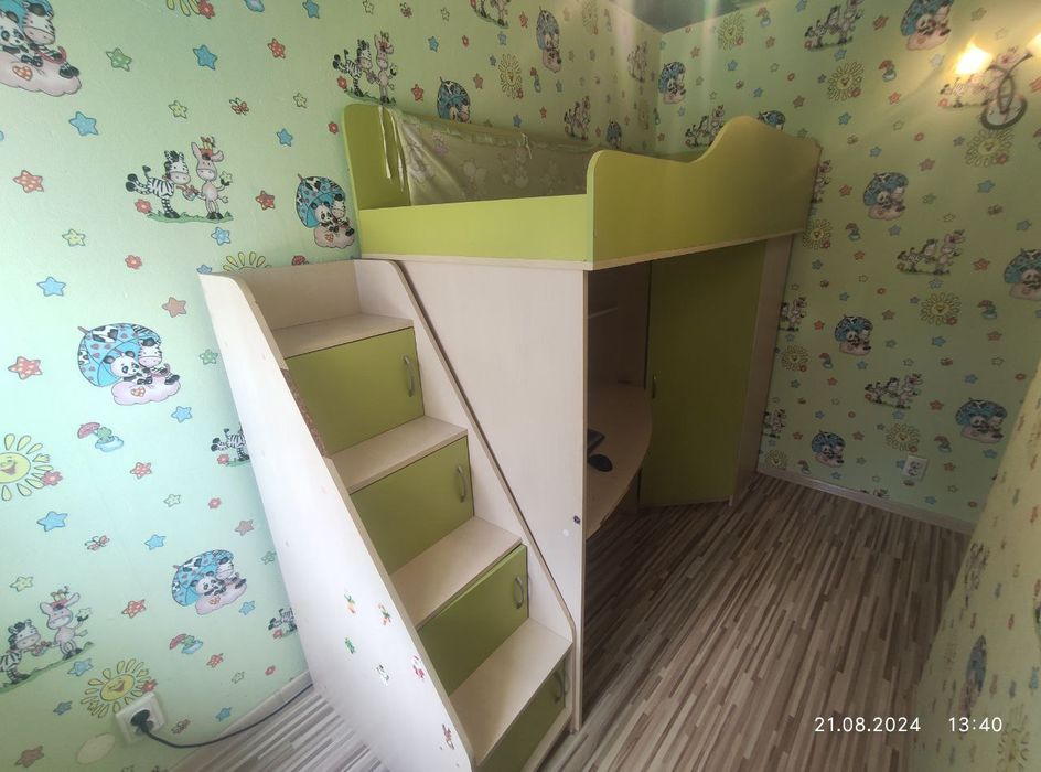Дитяче ліжко горище з столом, кутовою шафою і сходами комодом