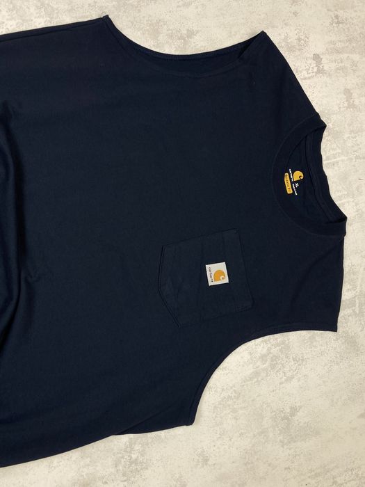 Темно-синя майка carhartt з кишенею та логотипом