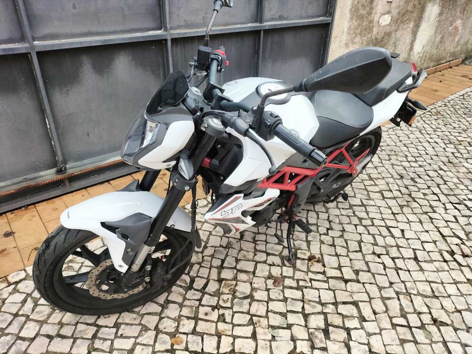 Benelli BN125 com topcase incluída