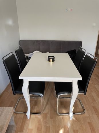 Stół w stylu ludwikowskim wraz z nowoczesnymi krzesłami