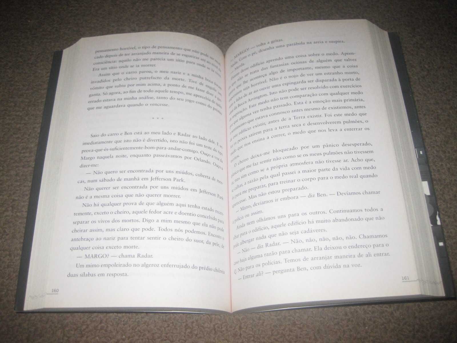 Livro "Cidades de Papel" de John Green