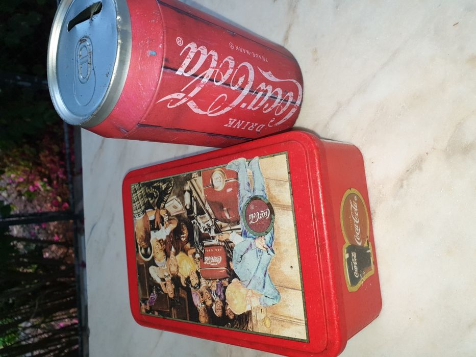 Caixa em lata e mealheiro de lata Coca-Cola vintage antigos