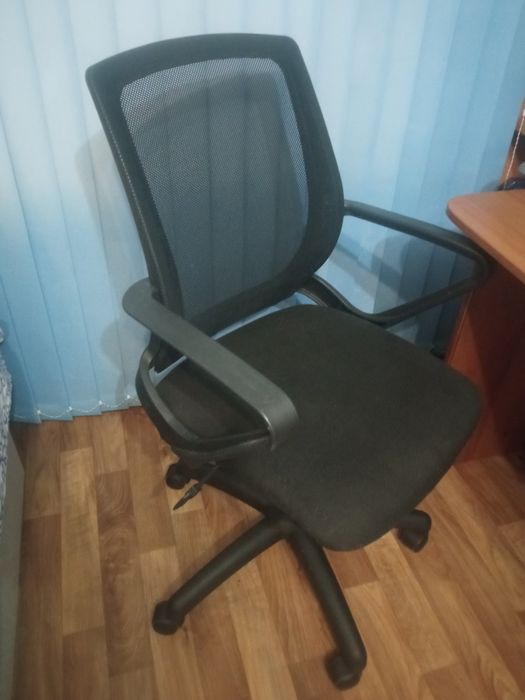 Офісне крісло (підійде для учня)