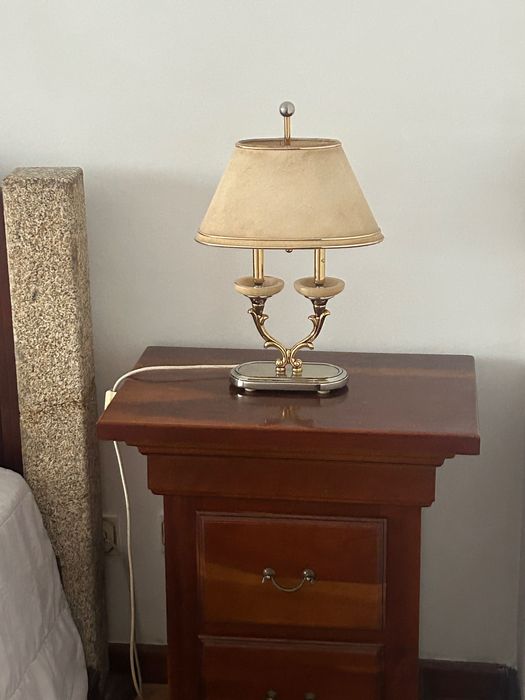 Cama de casal com mesas de cabeceira