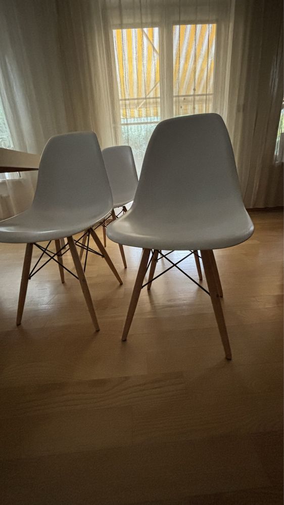 Krzesła białe z drewnianymi nogami 4 sztuki