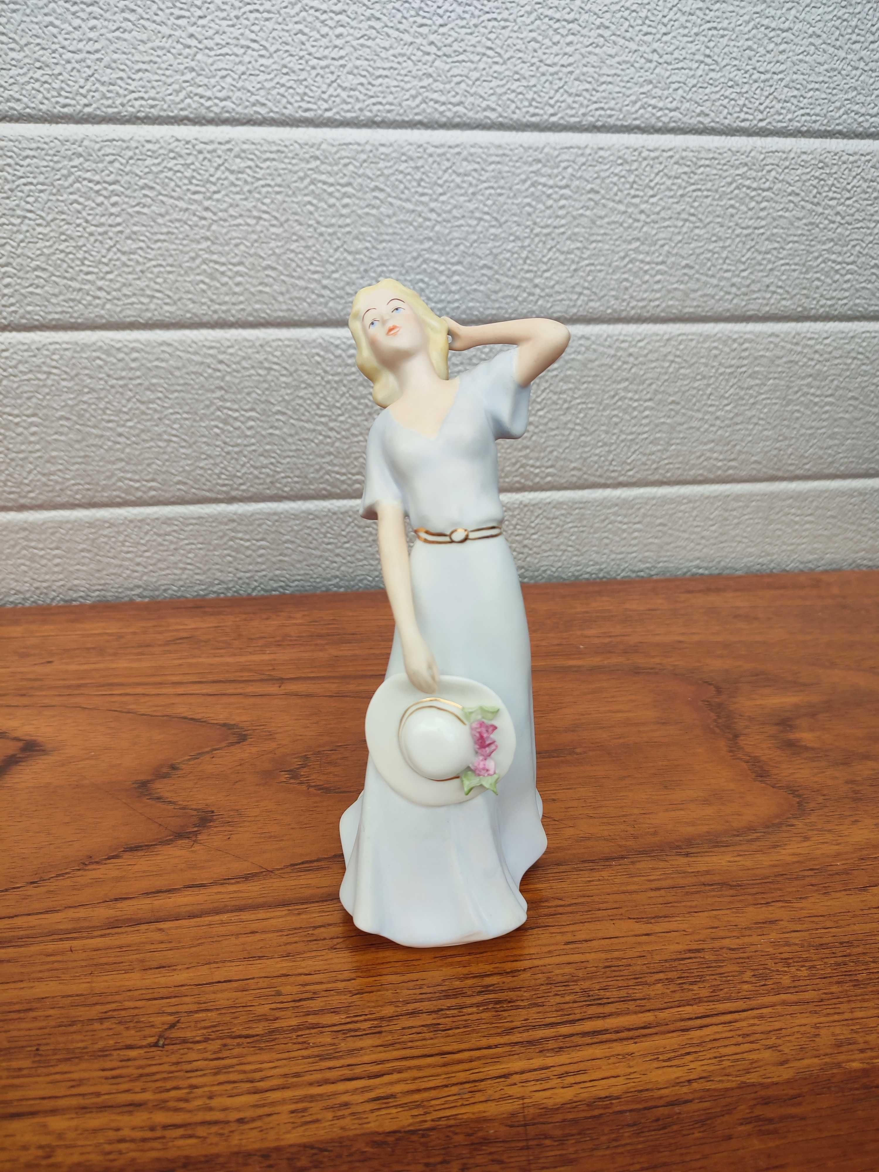 Porcelanowa Figurka Royal Dux - Kobieta z kapeluszem - vintage - Y