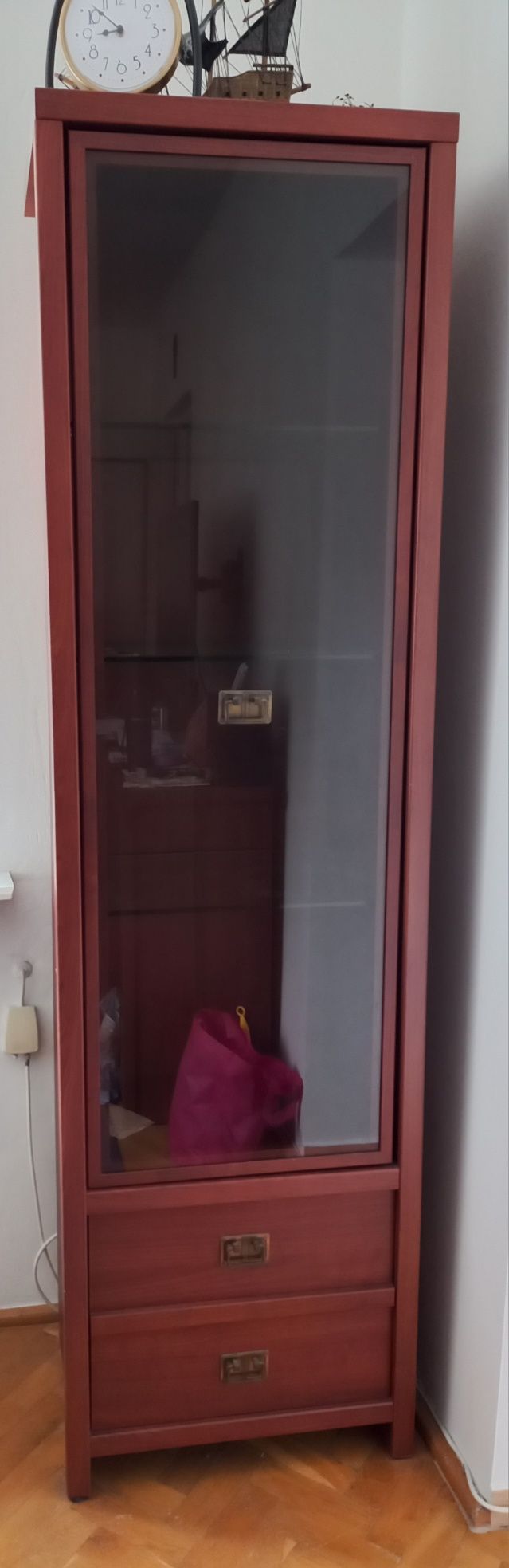 Oddam szafę witrynę ze szklanymi półkami