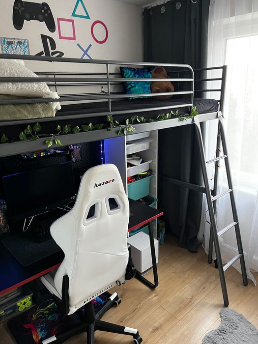 Łóżko piętrowe + biurko + tablica z akcesoriami.