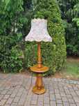 Drewniana stylowa lampa podłogowa ze stolikiem
