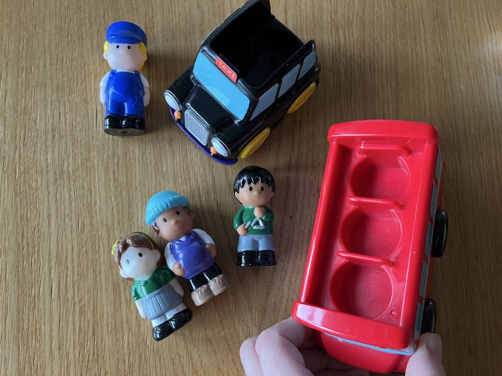 2 auta i 4 figurki ELC - zabawka edukacyjna auto samochód