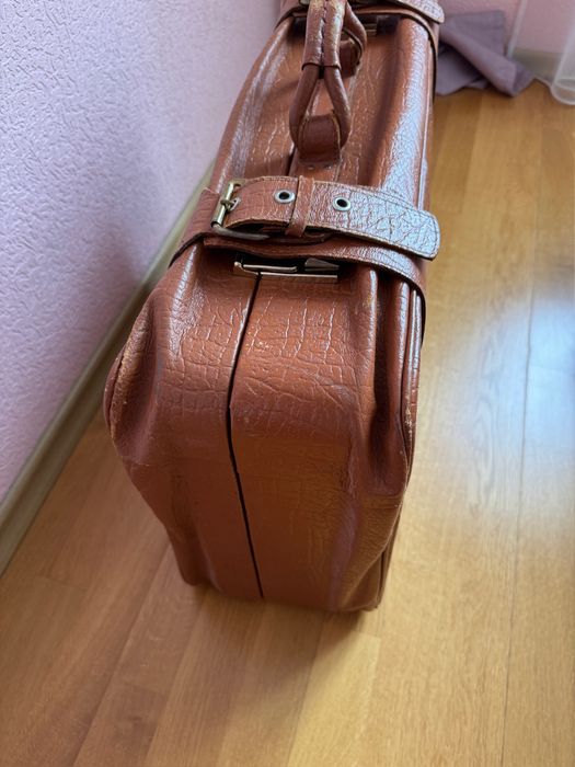 Продам шкіряну валізу (чемодан)