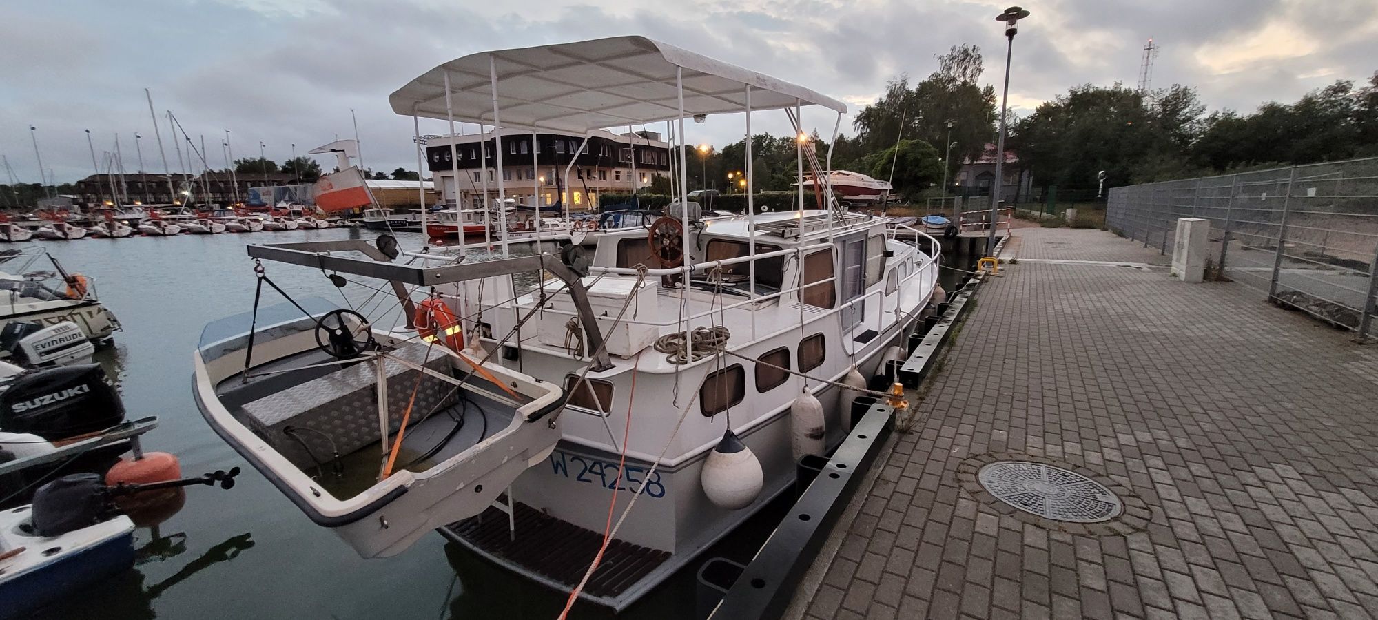 Gruno 1100 Kruiser  łódź kabinowa jacht kabinowy Łódź motorowa