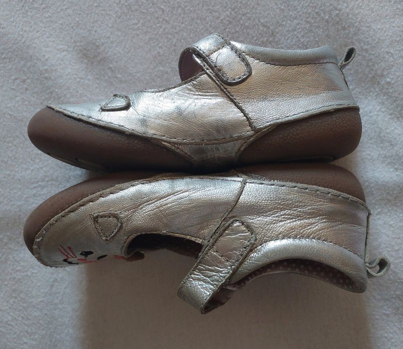 Sapatos Pele Prateados Gatinho, 25