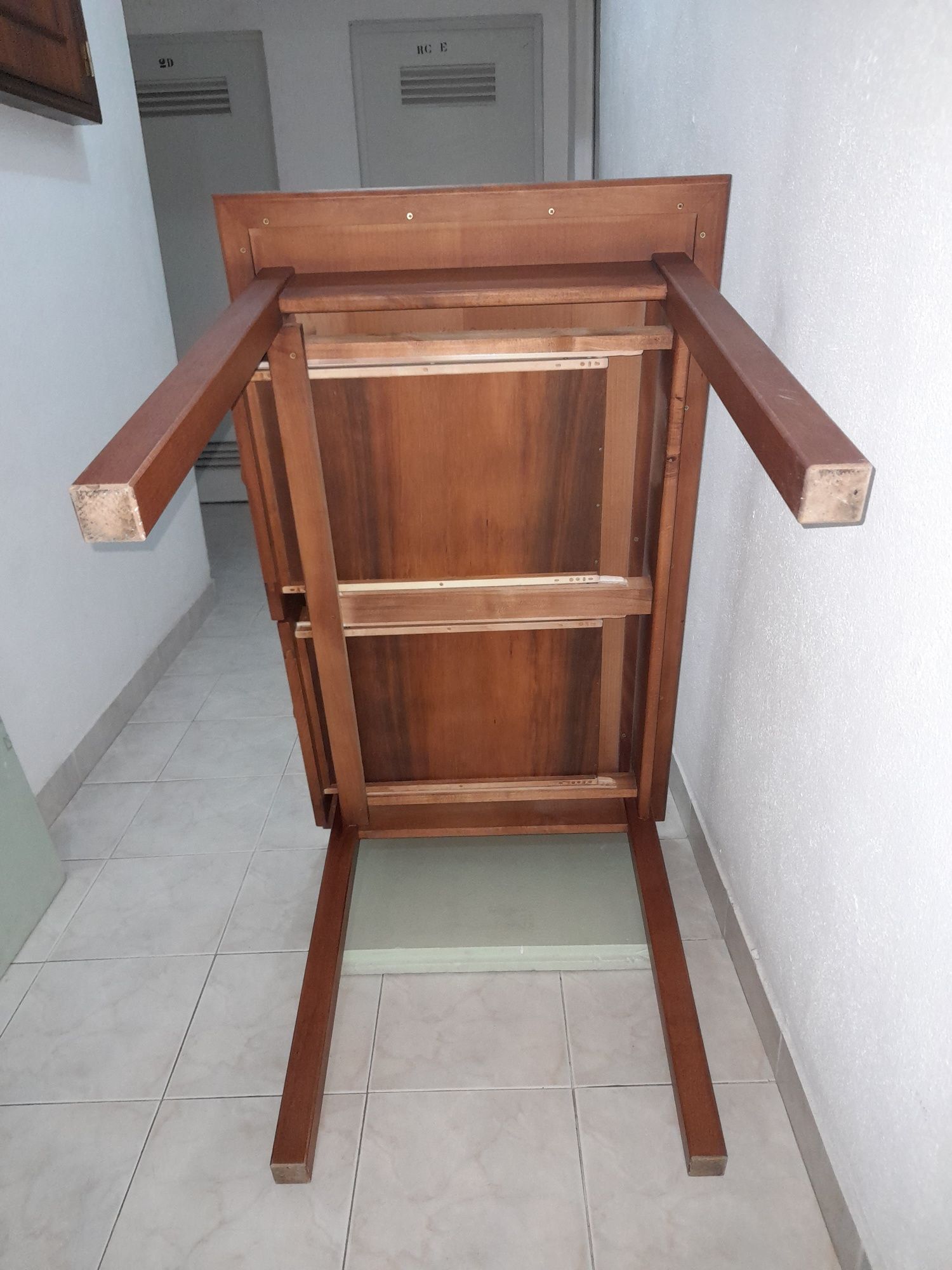 Mesa de cozinha,ou salamadeira maciça, com duas gavetas, ler descrição