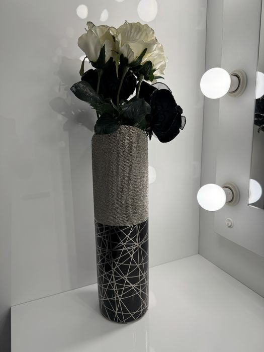 Jarra de decoracao com flores