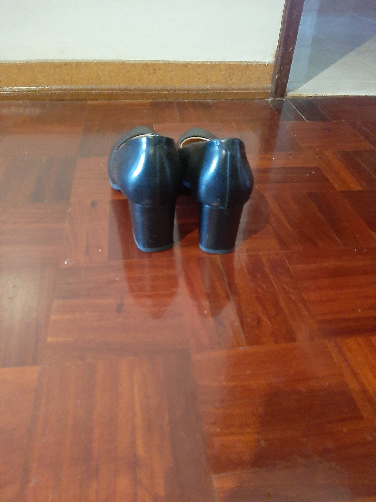Sapatos pretos novos salto