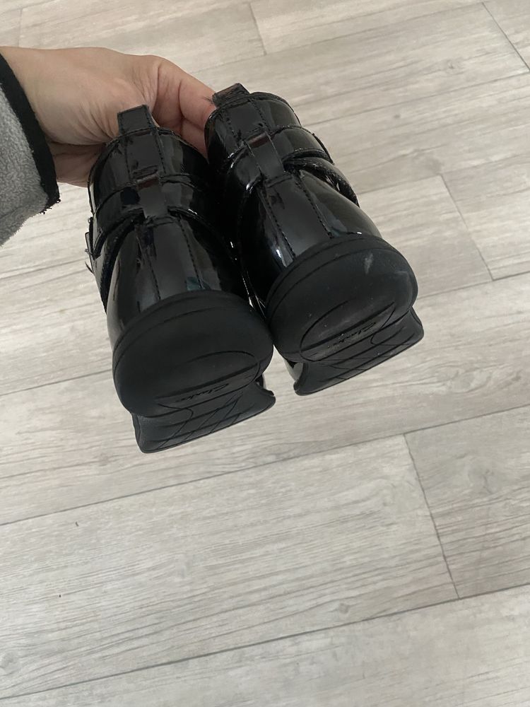Botki lakierowane r.35 Clarks