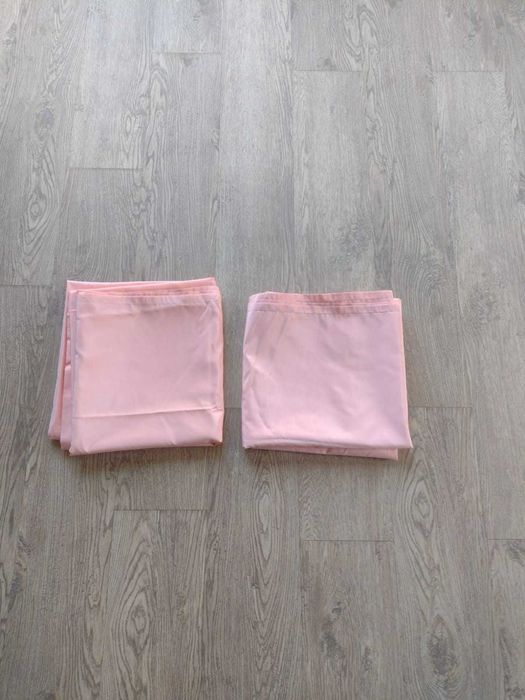 Dwie zasłony koloru łososiowego