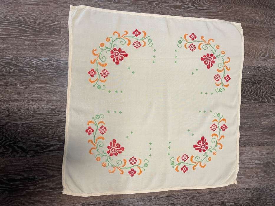 Скатертина з ручною вишивкою.