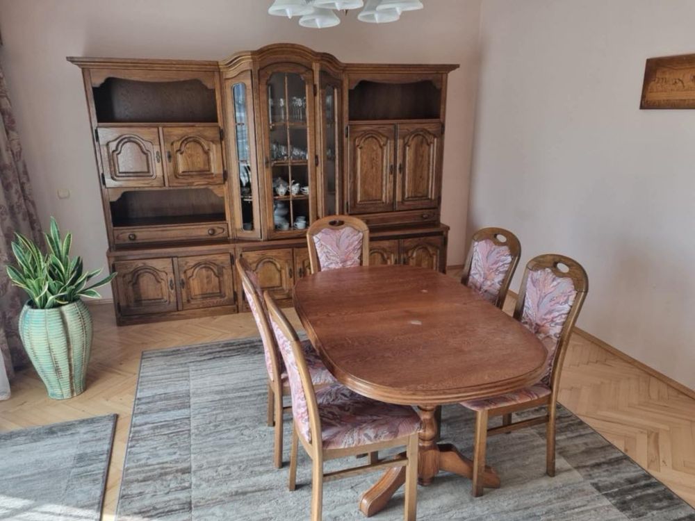 Meble do salonu mebloscianka drewniana komoda i stół z krzesłami