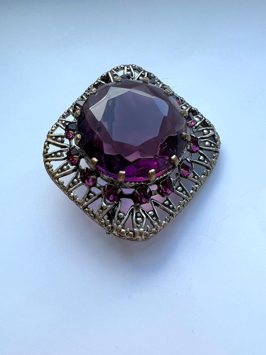 Вінтажна брошка з фіолетовим каменем