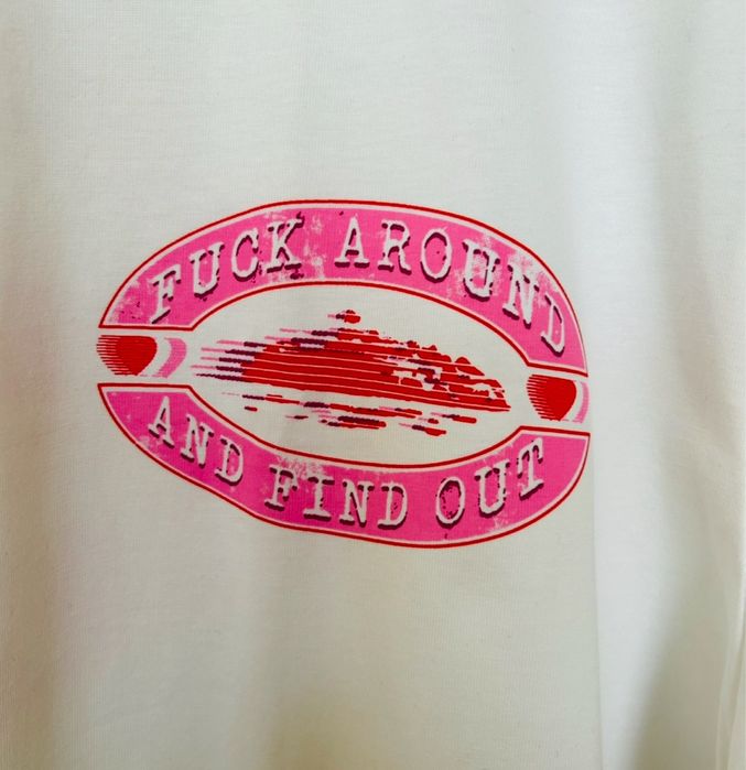 Biała koszulka Corteiz z różowym napisem rozmiar M jak nowa