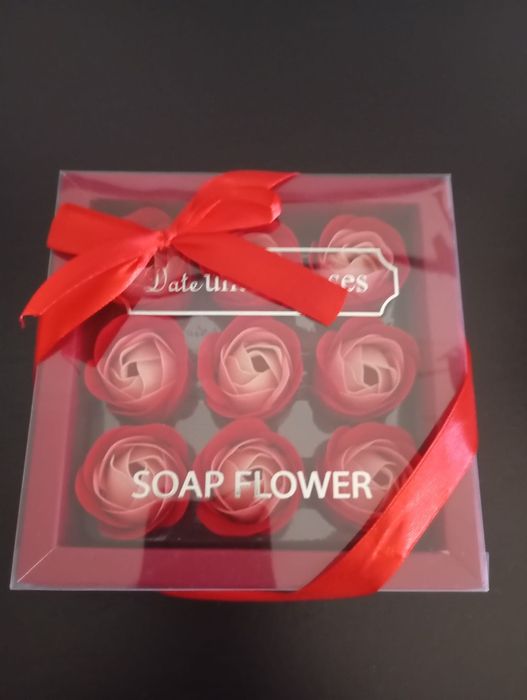 Caixinha com 9 rosinhas artificiais