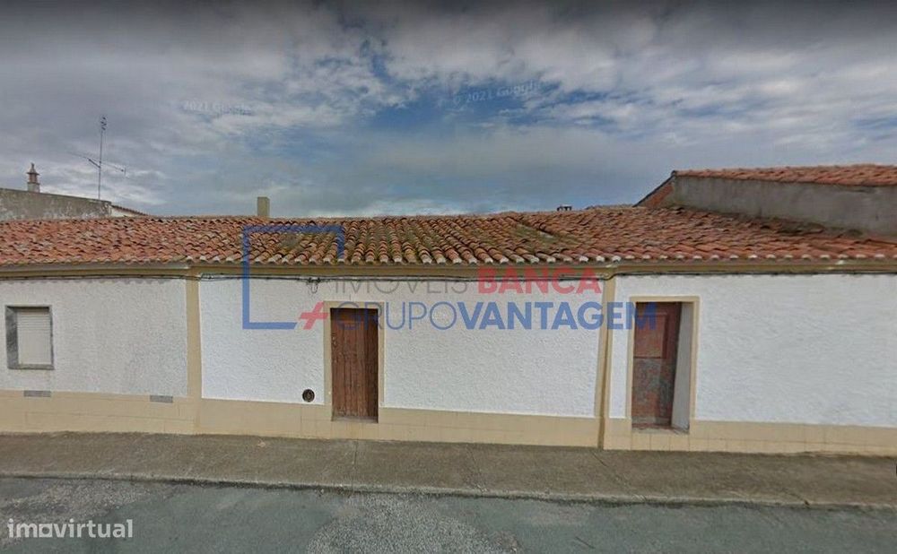 Moradia na Amareleja com 208m2, em terreno com 414m2, composta por ...