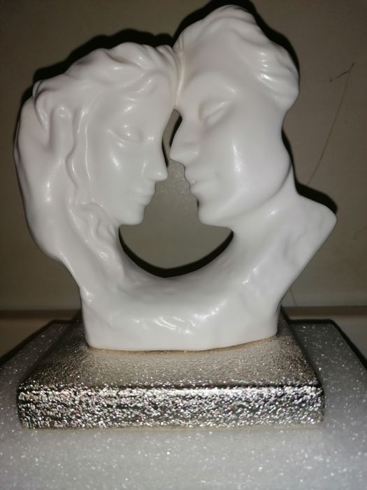 Figurka dekoracyjna kobiety i mężczyzny.