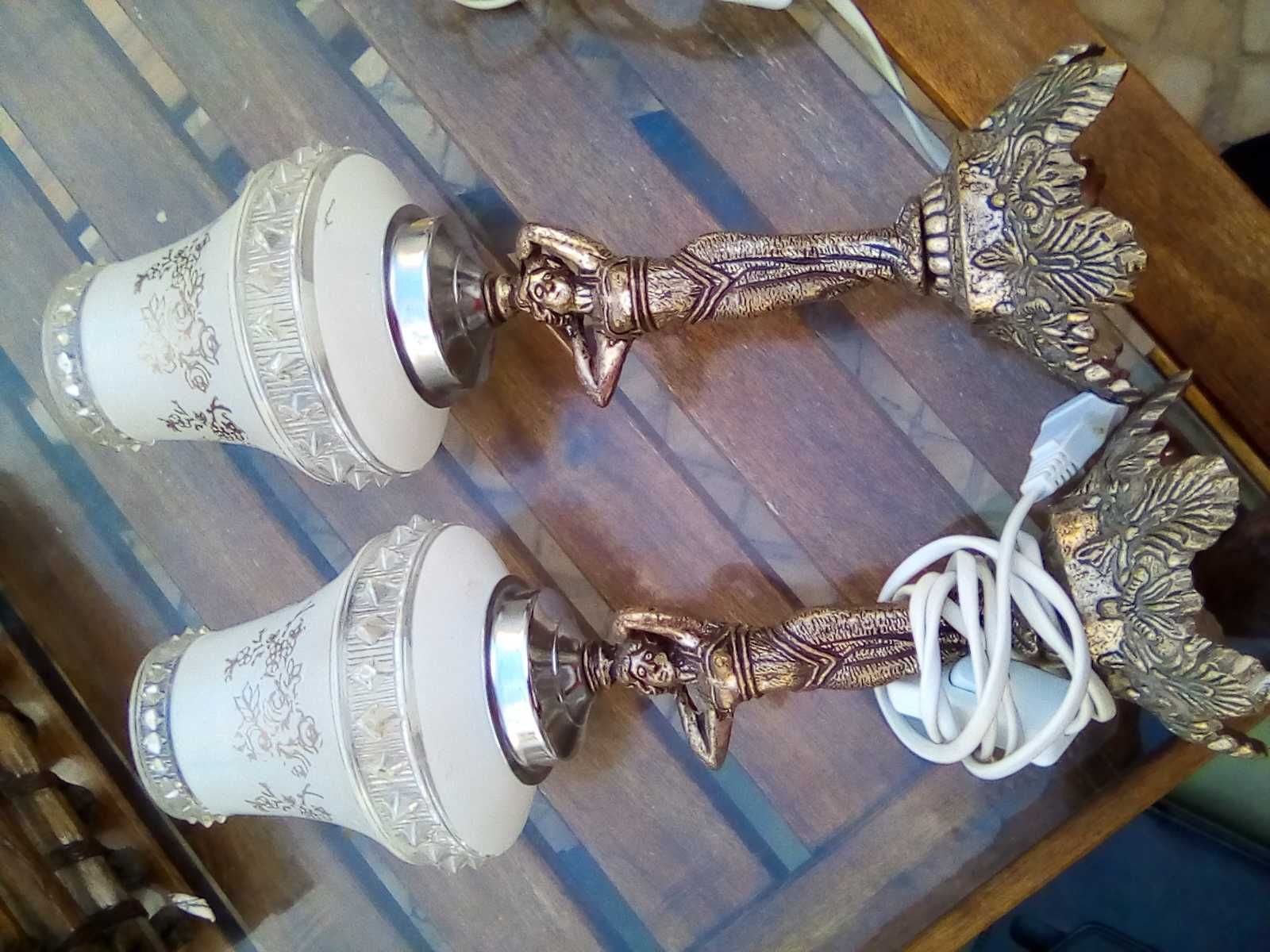 Dois pequenos candeeiros de mesa