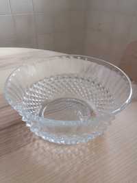 Taça de vidro com relevos geométricos