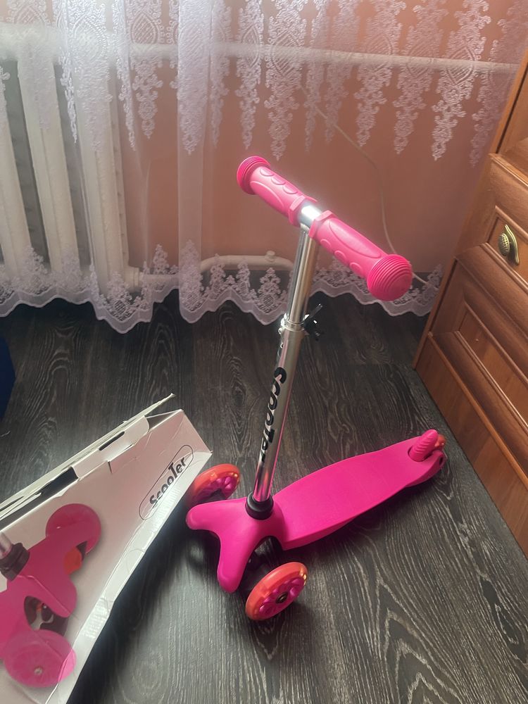 Продам новый самокат для девочки