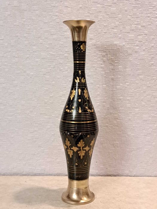 Коллекционная бронзовая ваза -  латунь или бронза.
