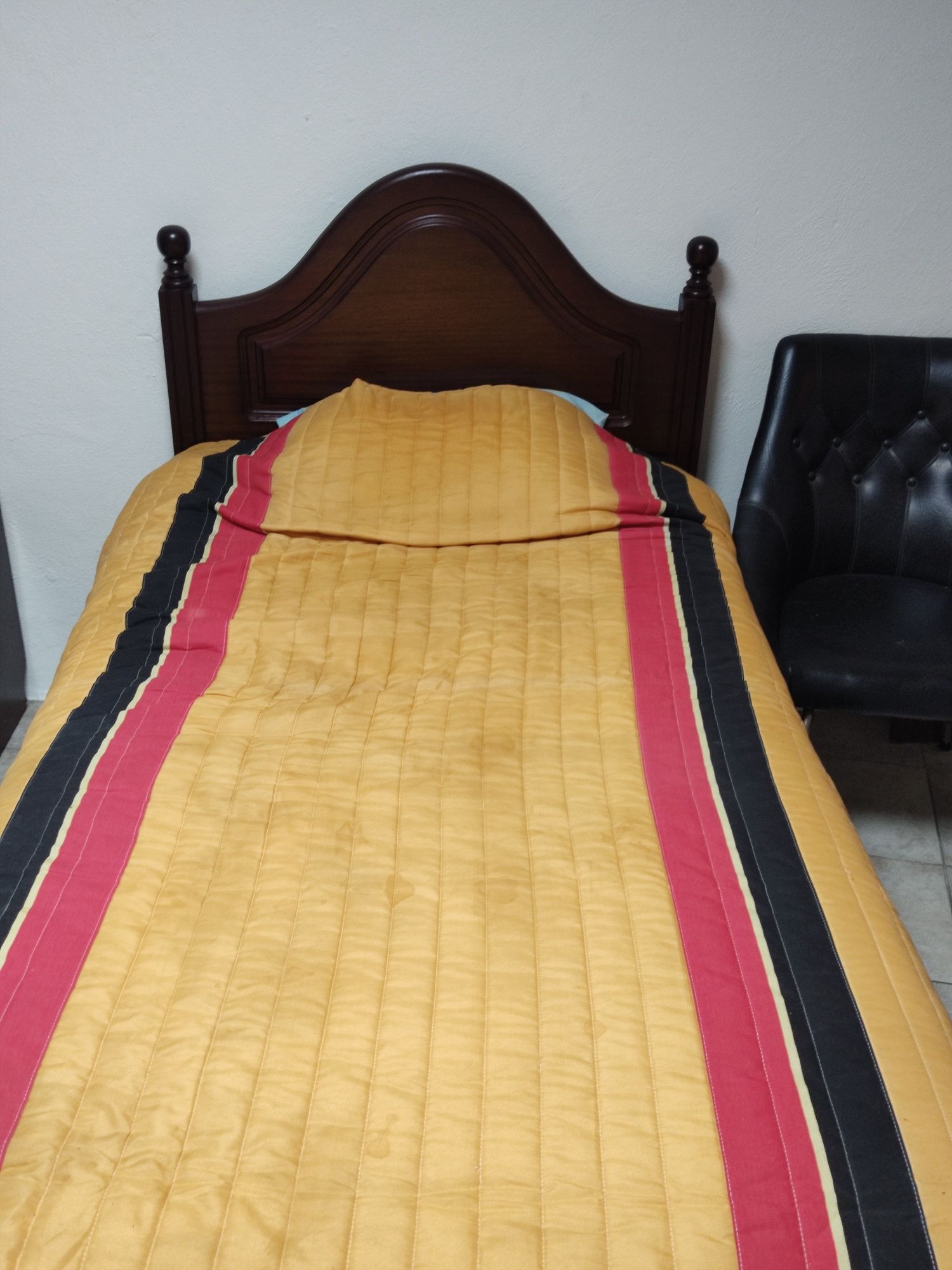 Cama de madeira maciça com colchão