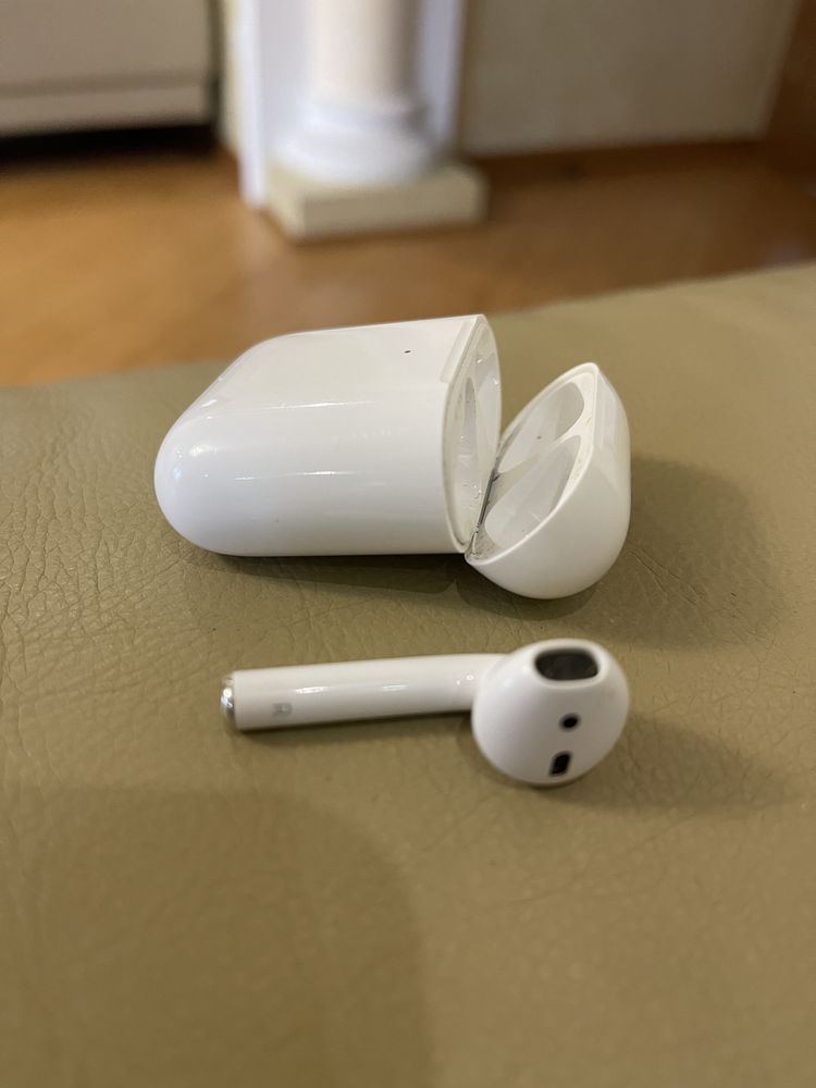 Airpods 2 A1938 Оригінал. На запчастини.