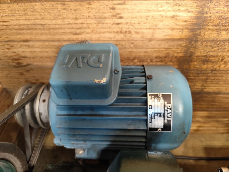 Vendo torno mecânico usado H Ernault barato.