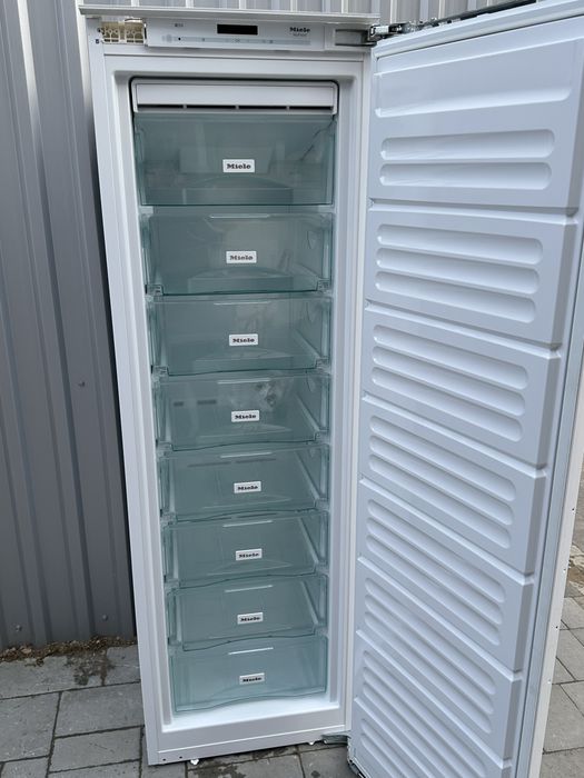 Вбудована морозильна камера Miele FNS 37402 i
