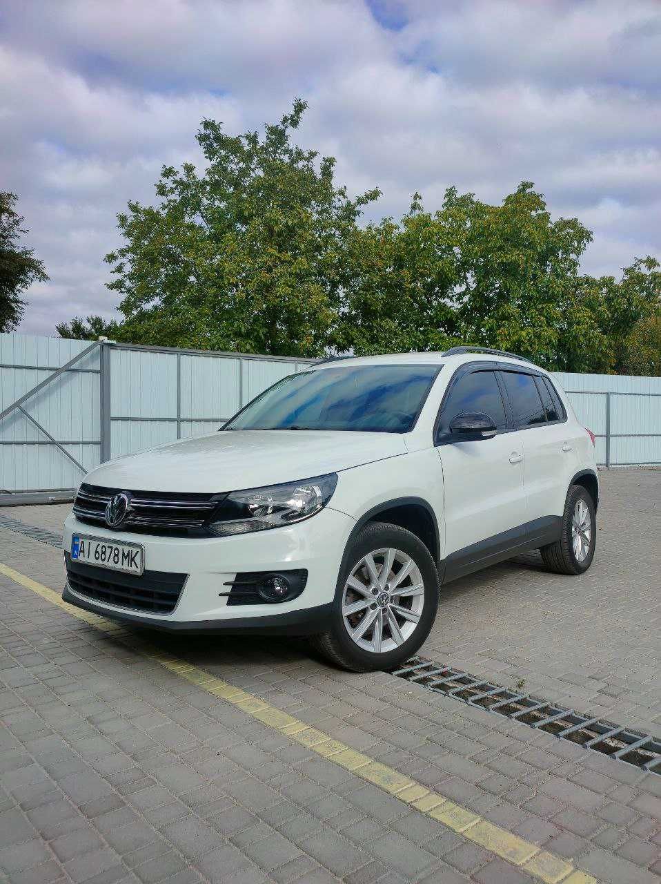 Volkswagen Tiguan Limited 2018 White 2.0Lvin: WVGBV7AX3JK006102