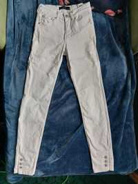 Białe spodnie jeansowe rurki skinny RESERVED