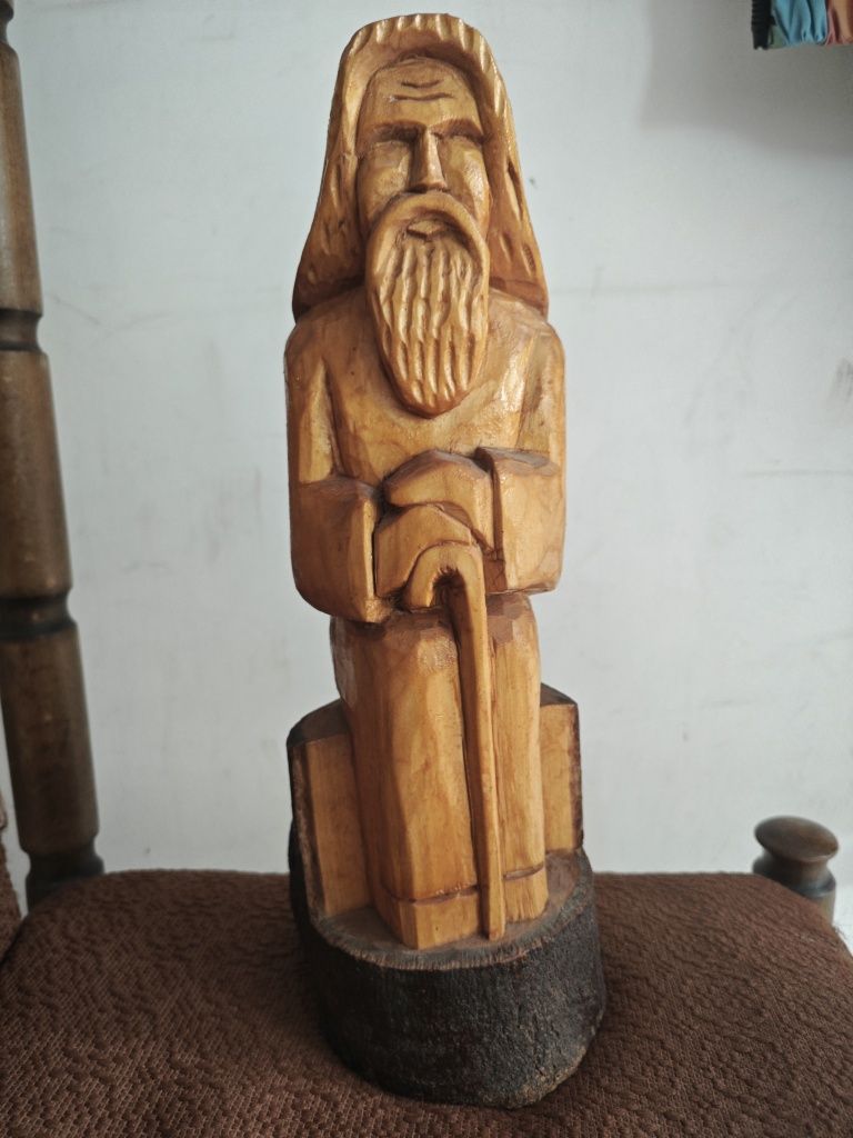 Ręcznie Rzeźbiona Figurka - Stary Mędrzec z Laską, Drewno