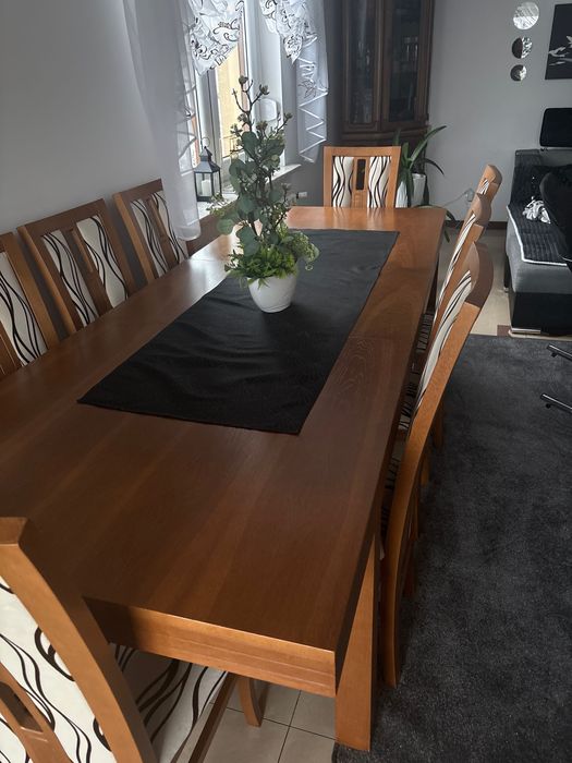 Stół do salonu z krzesłami